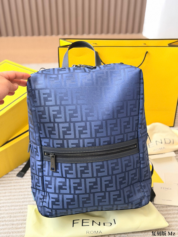 תיק גב FENDI