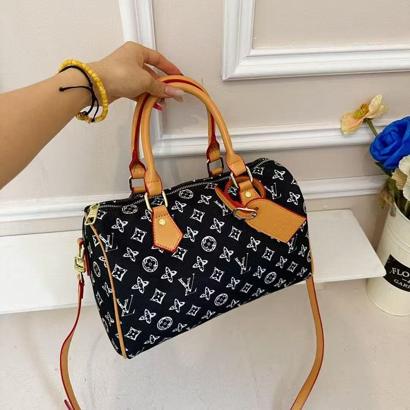 תיק Louis Vuitton